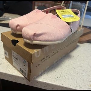 NWT women’s 7.5 Tom’s